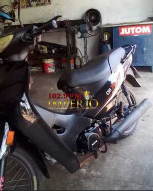 Mujer aguarda por informaciones relacionadas sobre su motocicleta hurtada - Radio Imperio