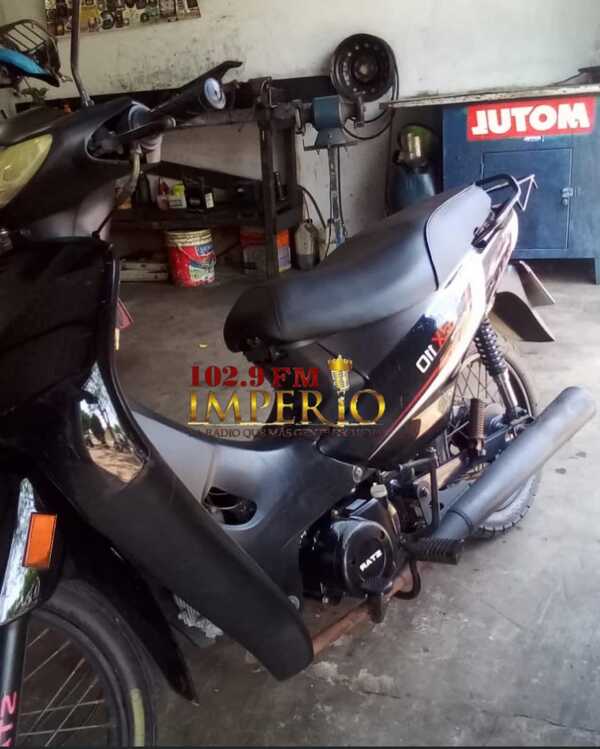 Mujer aguarda por informaciones relacionadas sobre su motocicleta hurtada - Radio Imperio