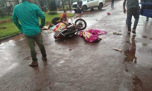 Madre y su hija menor sufren heridas graves al embestir su moto contra una camioneta – Diario TNPRESS
