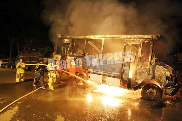 Ómnibus chatarra que causó accidente fatal se incendió frente a comisaría 4ª – Diario TNPRESS