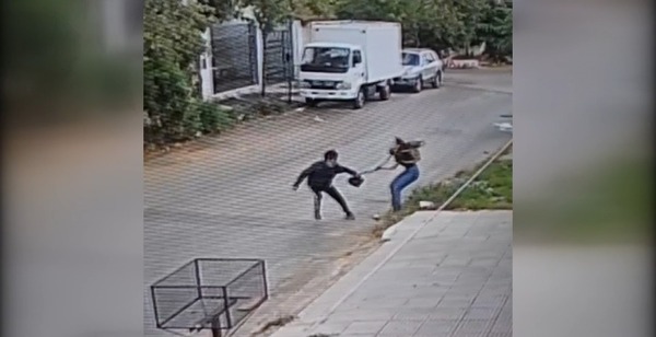 En arriesgada acción, mujer se enfrentó a motochorros - trece