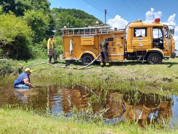 Sin bocas hidrantes pero con vocación de servicio: bomberos recurren a tajamares para combatir incendios - Nacionales - ABC Color