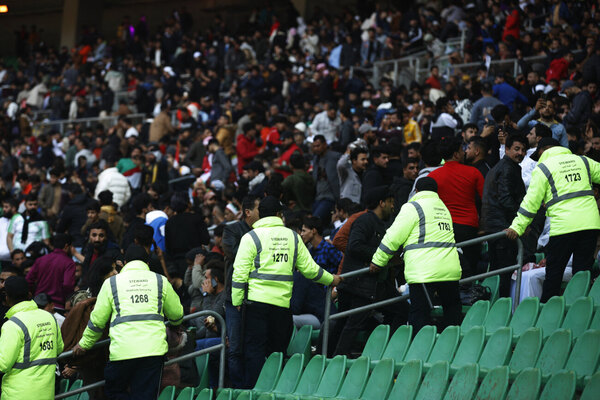 Un muerto y 'decenas' de heridos en una estampida frente a un estadio en Irak