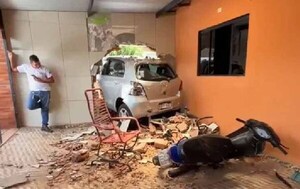 No sabía manejar, retrocedió y chocó por la casa de su vecino en Pedro Juan Caballero – Prensa 5