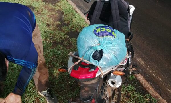 Motociclista choca a transeúnte que intentaba cruzar Ruta Py 02