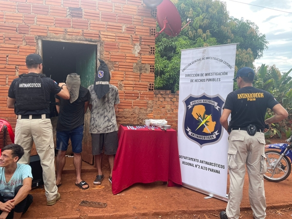 Allanan “boca de fumo” y detienen a dos presuntos microtraficantes - La Clave