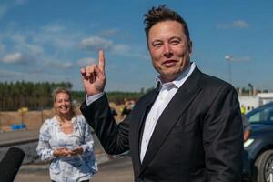 Defensa de Elon Musk argumenta que no hubo mala intención en su tuit sobre Tesla - Revista PLUS