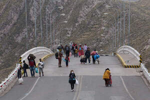 Bolivia siente el efecto de las protestas en Perú con una frontera sin flujos - MarketData