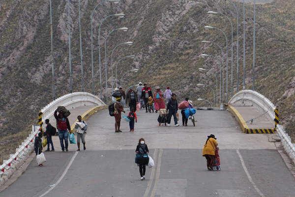 Bolivia siente el efecto de las protestas en Perú con una frontera sin flujos - MarketData