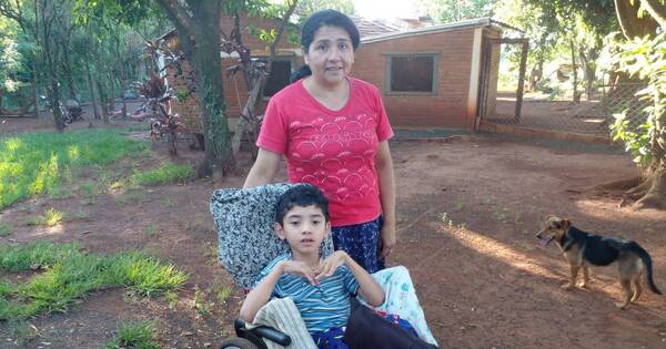 La Nación / Niño con parálisis cerebral recibe donación para seguir tratamiento de hidroterapia