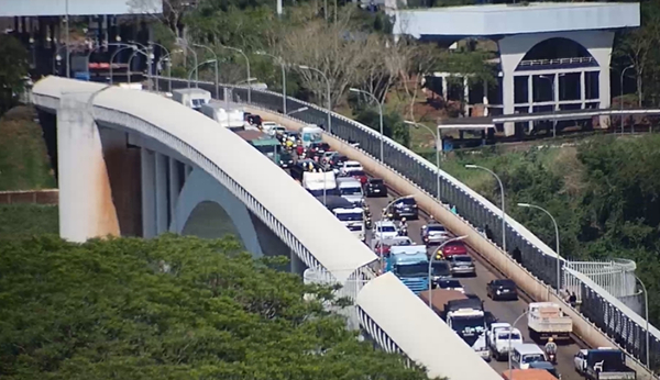 Lento cruce por Puente de la Amistad es culpa de Brasil, según Migraciones