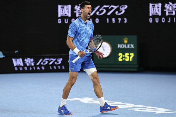 Djokovic pasa con algo de suspenso a tercera ronda de Australia