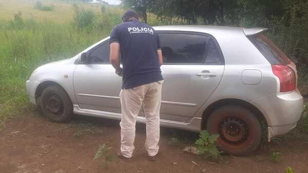 Abandonan auto robado en una zona despoblada de Minga Guazú - La Clave
