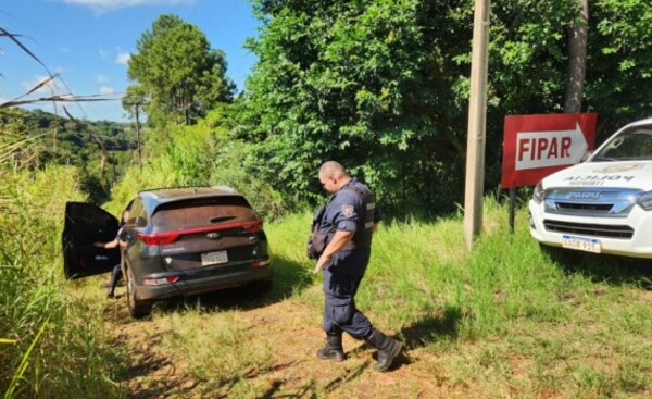 Tras violento asalto y robo de 800 celulares, abandonan camioneta