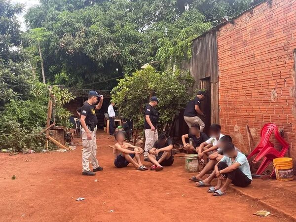 Intervienen punto de venta de drogas y detienen a presuntos microtraficantes - ABC en el Este - ABC Color