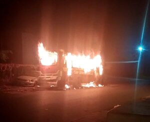 Desconocidos queman bus chatarra que había ocasionado accidente fatal