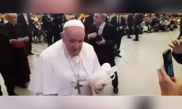(VIDEO) Papa Francisco vio chipa y saltó de su silla de ruedas