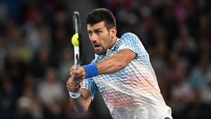 Novak Djokovic supera sus problemas físicos y a Couacaud