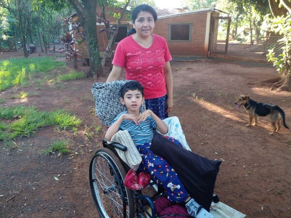 Diario HOY | Itapúa: niño con discapacidad recibe donación de jacuzzi para su hidroterapia