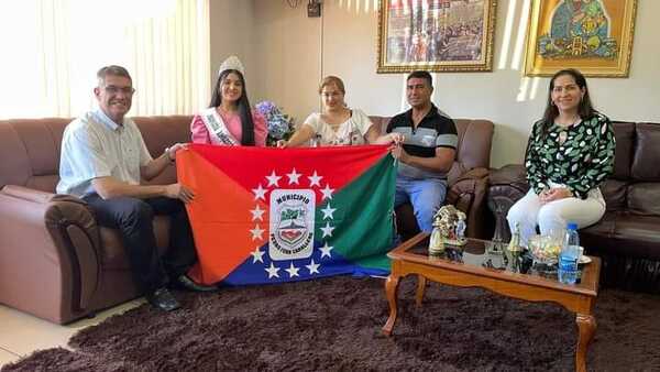 Nuestra Princesa Belleza Adolescente 2023 fue recibida por el intendente Ronald Acevedo