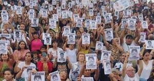 La Nación / Con el grito de “asesinos” se movilizaron en Argentina pidiendo justicia por Fernando Báez