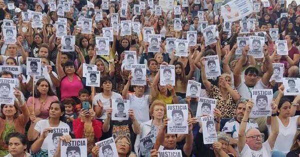 La Nación / Con el grito de “asesinos” se movilizaron en Argentina pidiendo justicia por Fernando Báez