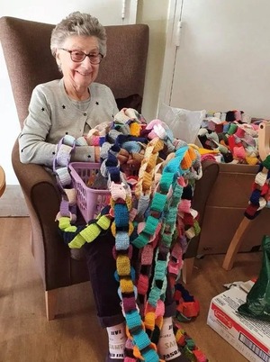 Mujer de 87 años se propone a batir récord Ginness tejiendo la cadena mas larga del mundo
