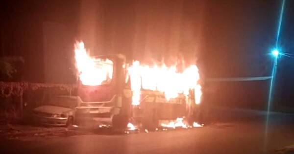 La Nación / Incendian un bus que quedó como evidencia frente a una comisaría en Ciudad del Este