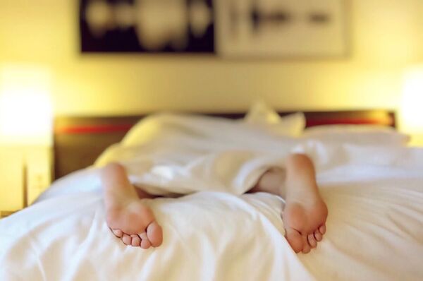 Cuatro beneficios de dormir sin pijama
