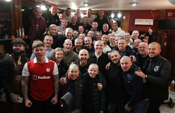Plantel se rapa la cabeza para dar apoyo a compañero con cáncer - La Prensa Futbolera