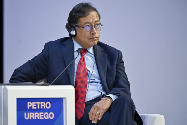 Petro defiende más inversión en energía limpia frente al gas y el petróleo - MarketData