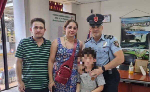 Reúnen a padres y niño que se había extraviado en el centro de CDE