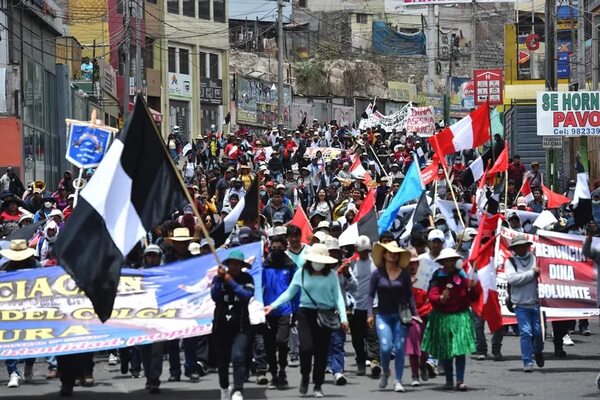 Nuevo fallecido en el sur de Perú eleva a 54 víctimas mortales en protestas - Mundo - ABC Color
