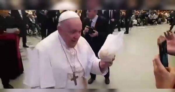 La Nación / El papa Francisco dejó su silla de ruedas por un momento para recibir chipa paraguaya