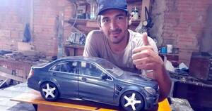 La Nación / ¡Ni Twingo ni Ferrari! Artesano de Caaguazú crea réplicas de lujosos y clásicos autos en madera