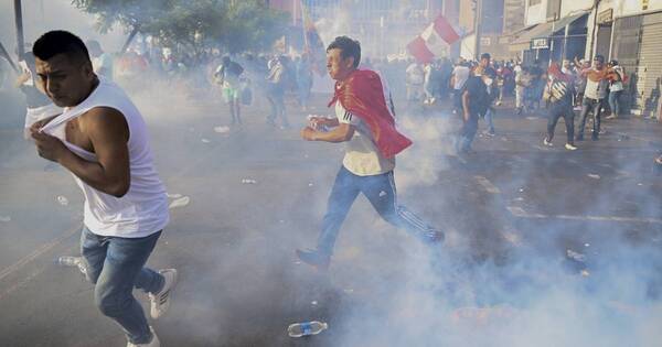 La Nación / Policía y manifestantes se enfrentan en Perú