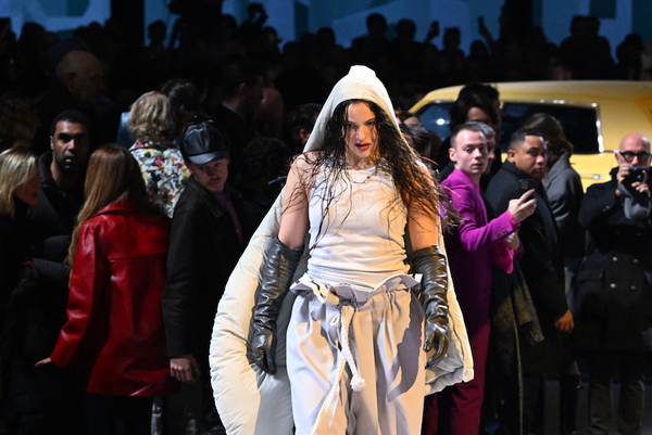 Diario HOY | Rosalía sale "coroná" de París con un espectacular desfile de Louis Vuitton