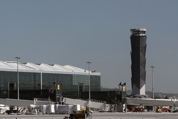 Nuevo aeropuerto de López Obrador aterriza un 62 % lejos de su meta en 2022 - MarketData