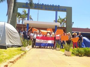 Pobladores de J. Augusto Saldívar acampan frente a la municipalidad y exigen reconocer comisión - Nacionales - ABC Color