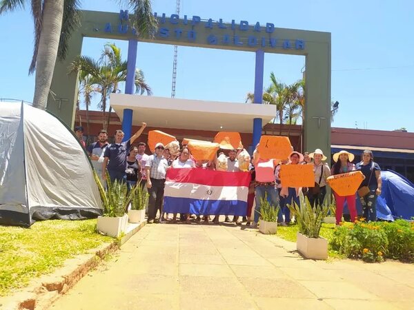 Pobladores de J. Augusto Saldívar acampan frente a la municipalidad y exigen reconocer comisión - Nacionales - ABC Color