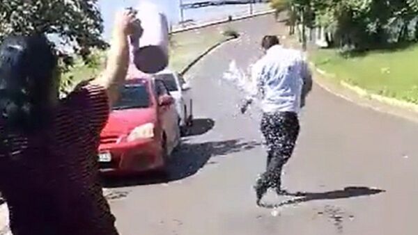A huevasos y con agua escrachan a Víctor Garay, intendente de Jesús