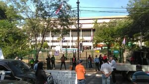 Otros 500 funcionarios de la ANDE también demandaron por los beneficios - Economía - ABC Color