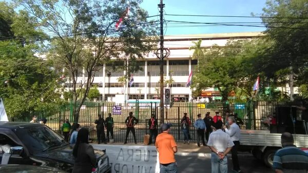 Otros 500 funcionarios de la ANDE también demandaron por los beneficios - Economía - ABC Color