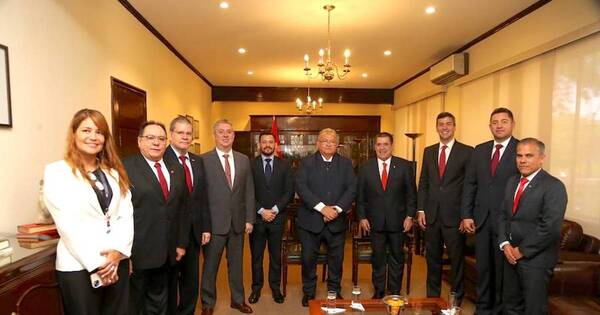 La Nación / Titular de la ANR se reunió con los miembros del TSJE