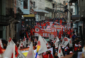 Cientos de trabajadores marchan en Ecuador por su seguridad social y las pensiones públicas - MarketData