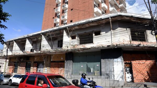 Millonario edificio del MEC funge de aguantadero y criadero de mosquitos