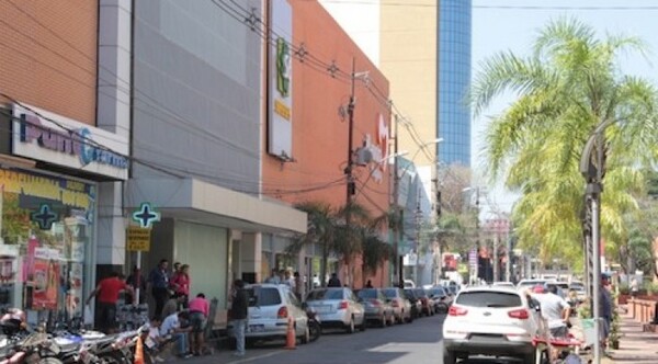 Diario HOY | Vecinos se oponen a pagar por estacionar frente a sus casas y de noche