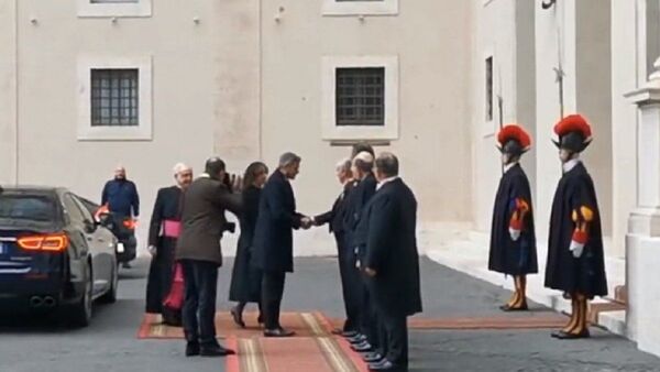 Mario Abdo Benítez llega al Vaticano para audiencia con el Papa