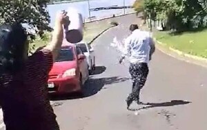 A huevasos y con agua escrachan a Víctor Garay, intendente de Jesús de Tavarangué – Prensa 5