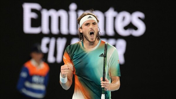 Tsitsipas presenta credenciales en Australia, Swiatek avanza contundente